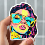 Kolorowa naklejka typu Die Cut o nieregularnym kształcie.